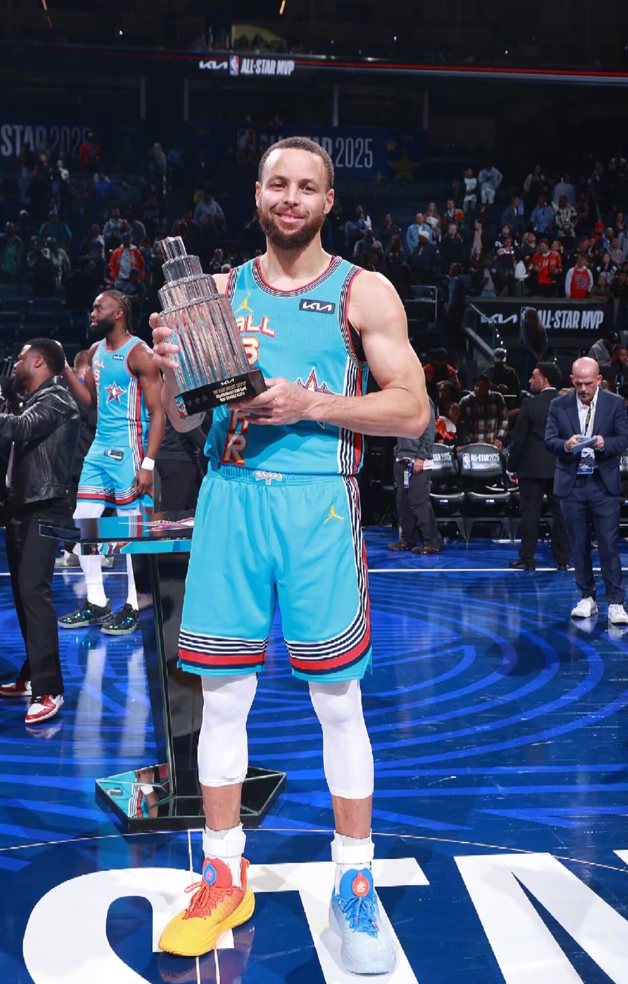 库里连续二十场比赛得分超过刷新纪录，勇士不断突破！